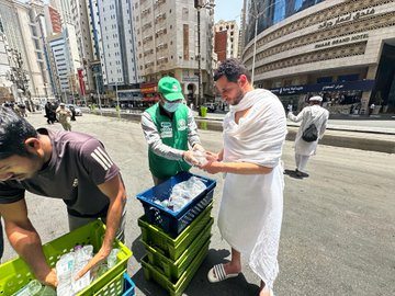 تساهم جمعية البر الخيرية بذهبان بسقيا الماء بجوار مداخل الحرم المكي الشريف